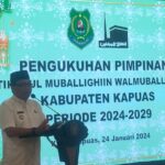 Pj Bupati Kapuas Erlin Hardi saat melakukan Pengukuhan Ittihadul Muballigein Wal Muballighaat Kab. Kapuas Periode 2024-2029
