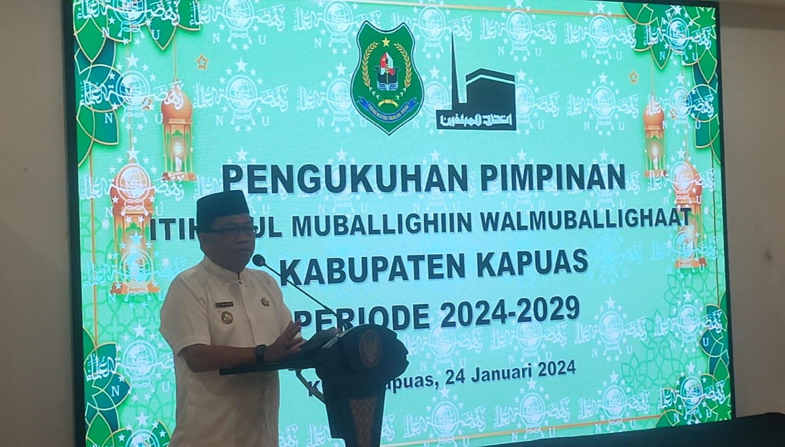 Pj Bupati Kapuas Erlin Hardi saat melakukan Pengukuhan Ittihadul Muballigein Wal Muballighaat Kab. Kapuas Periode 2024-2029